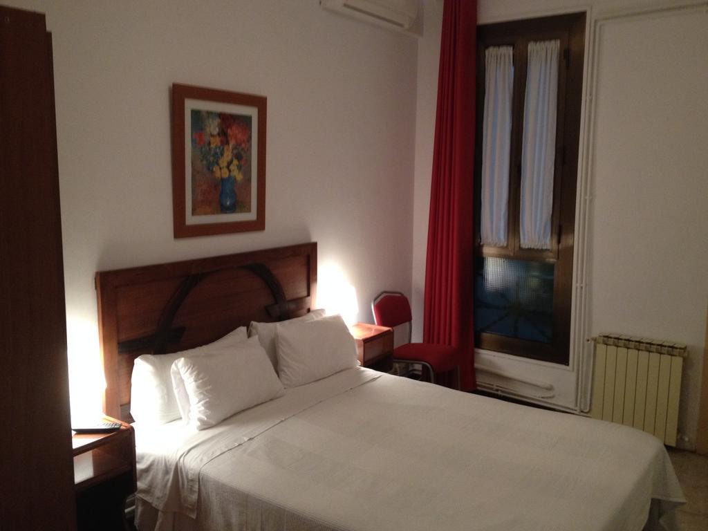 Hostal Absolut Stay (Adults Only) Barcelona Room photo